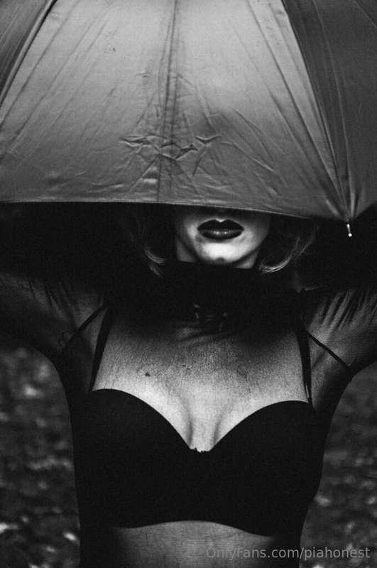 Today it's raining all day 💦 
come with me under my umbrella..