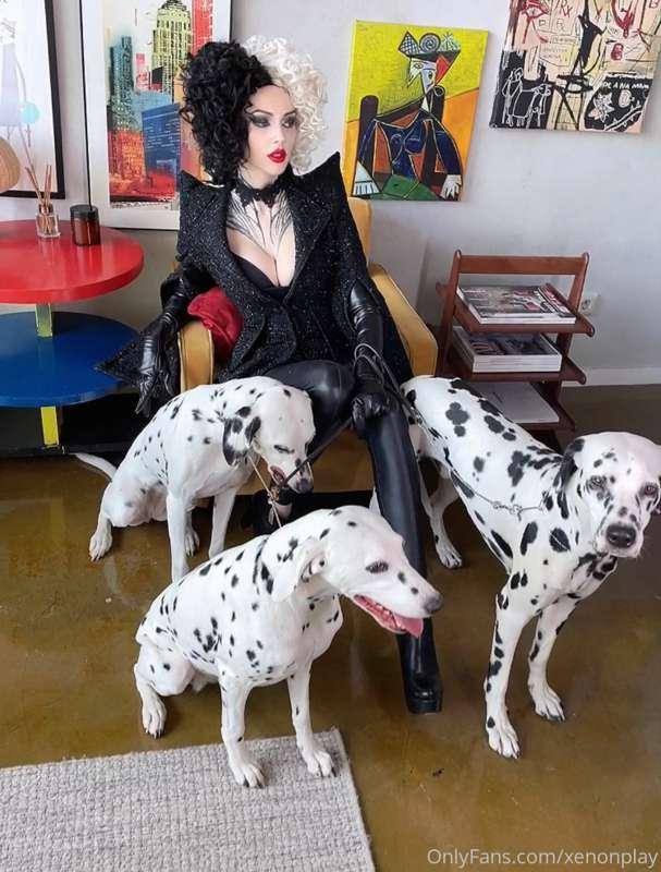 Some backstage from my Cruella photoshoot 🖤🐾