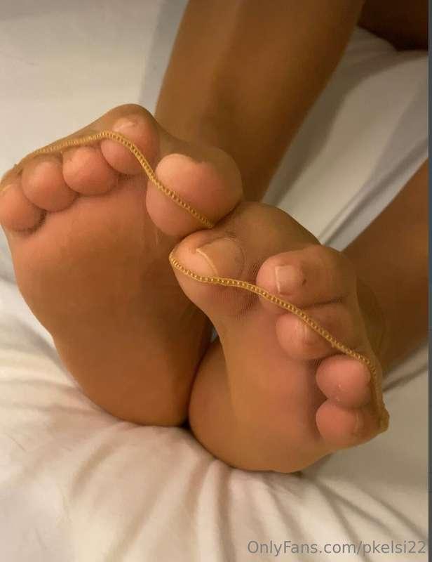 Sheer nude nylons teasing your cock up!!🍆