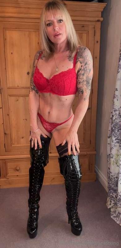 Slip into my DMs to sext with me right now. 😈