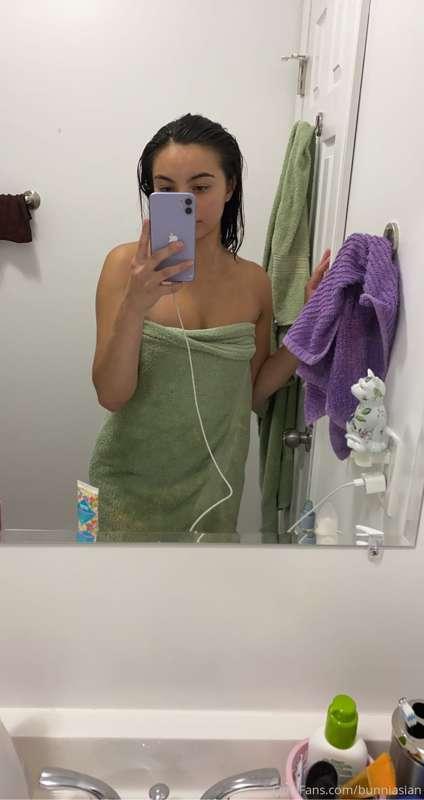 wanna see what's underneath this towel daddy? drop on my inb..