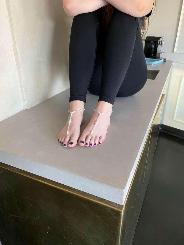 Can you suck my toes on the table please?😍👅