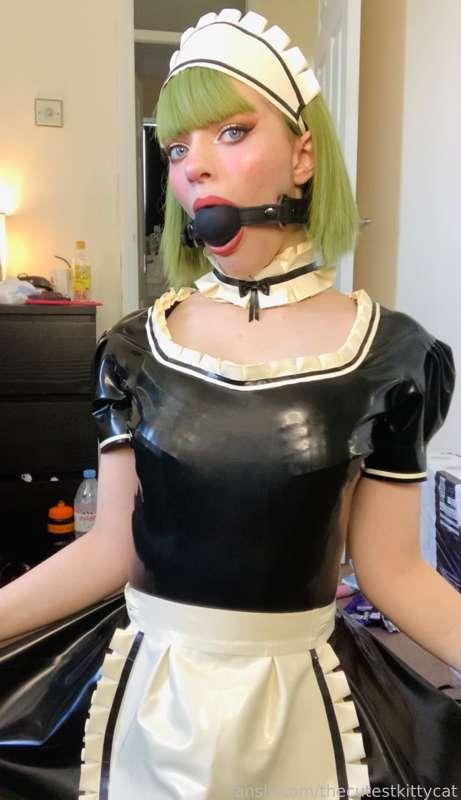 Getting undressed from my normal clothes, revealing my latex bra and thong underneath~ Then getting all dressed up in my latex maid outfit and gagged! You can hear all the latex noises :3 then this latex maid gets to work to clean for her master~ showing her ass tight latex thong, plugged, under her dress as she cleans for you~ then I finger myself infront of my master because I get too horny cleaning in latex!!!