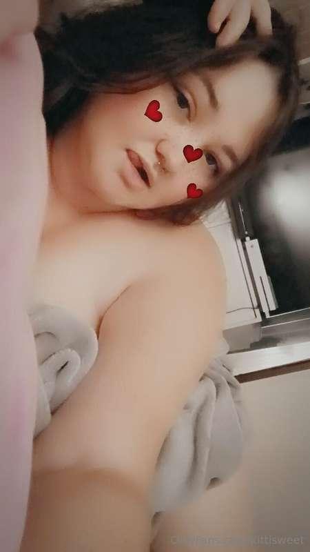 Laying in bed thinking of you 💕 

5 titty pics! 👅🥵