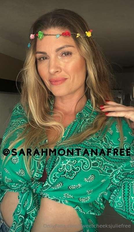 Kinky @sarahmontanafree is so naughty she is doing everythin..