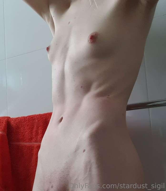 Some twink tummy for your viewing pleasure 🥰
