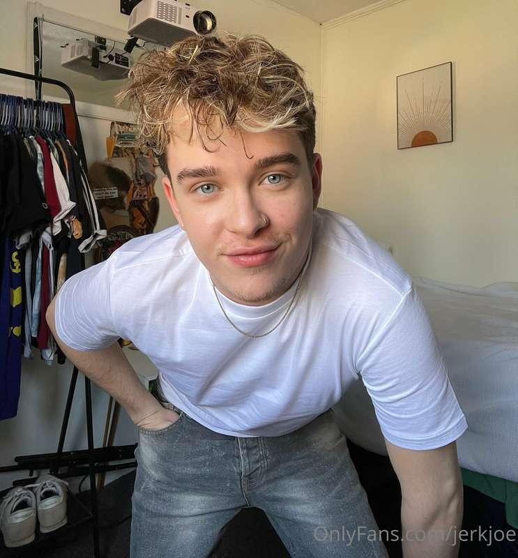 the twink // his hole 

tip time $5 if you want to see some ..