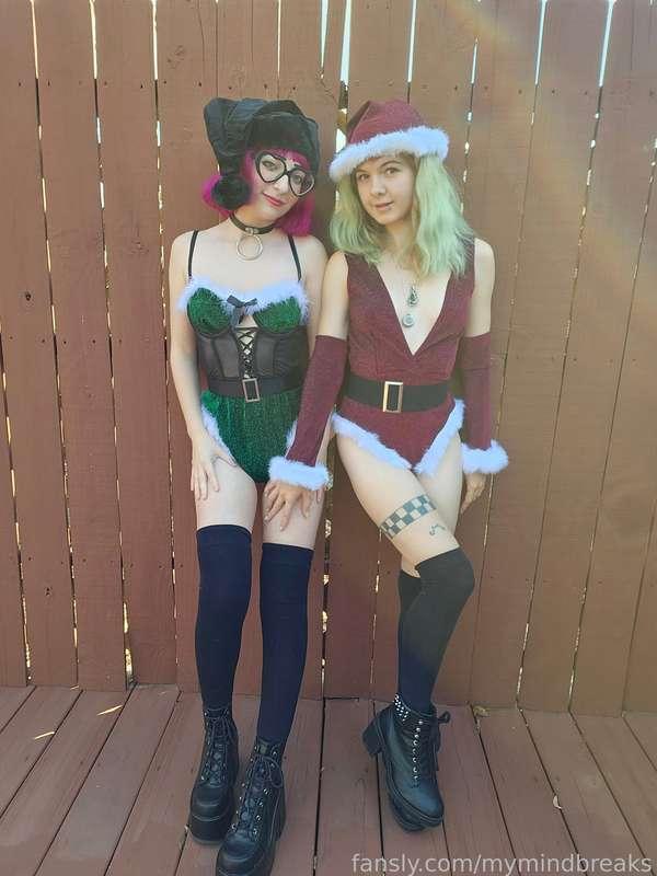 Have you seen the naughty videos we made together? 🤫 @nami3neko 

#pale #petite #alt #tattoos #lesbian #lesbo #gay #girlgirl #Christmas #lingerie #outdoors #fyp