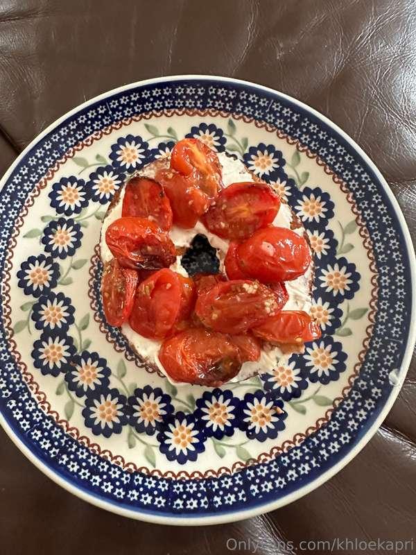 roasted tomato bagel for brekky 🍅🥯🖤getting my spring break b..