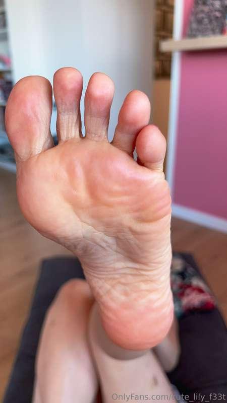 Soo pink 🥰 Smooth soles in the air in few poses which your i..