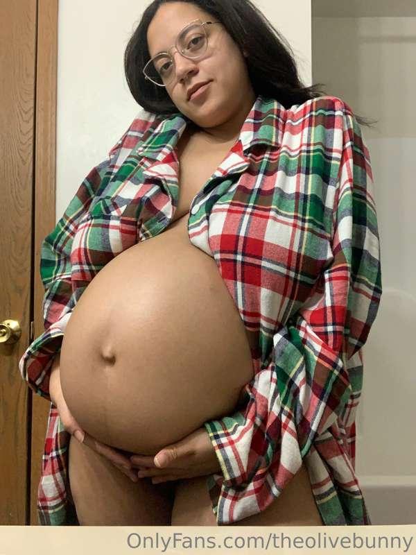 nothing is sexier than a big round belly 😍😍