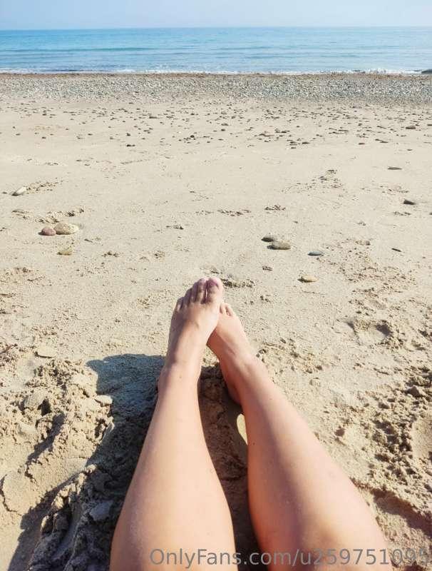 I was asked to put some feet pics here 😁👣