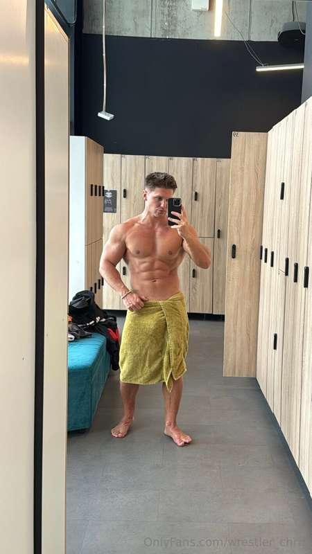 Wanna spot me… or just watch me drop this towel?