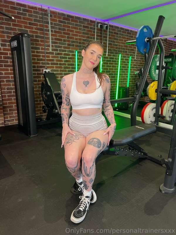Another sexy hot gym babe came to visit the famous pump hous..