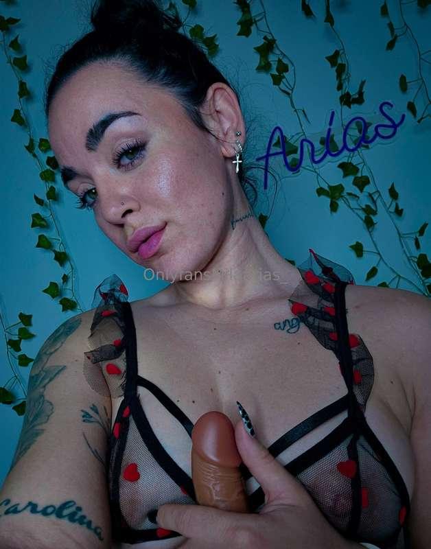 Me la como y me la meto por el coñito a partes iguales bb, a..