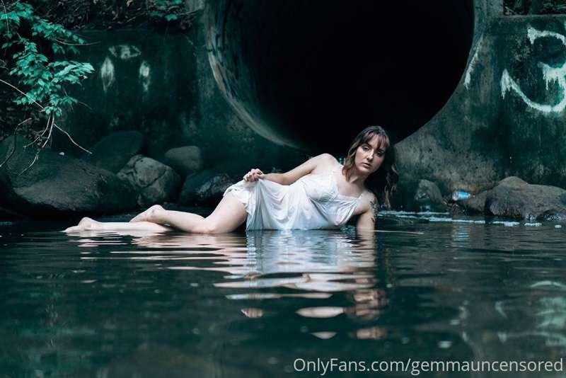 Taking skinny dipping to a whole new level 😈