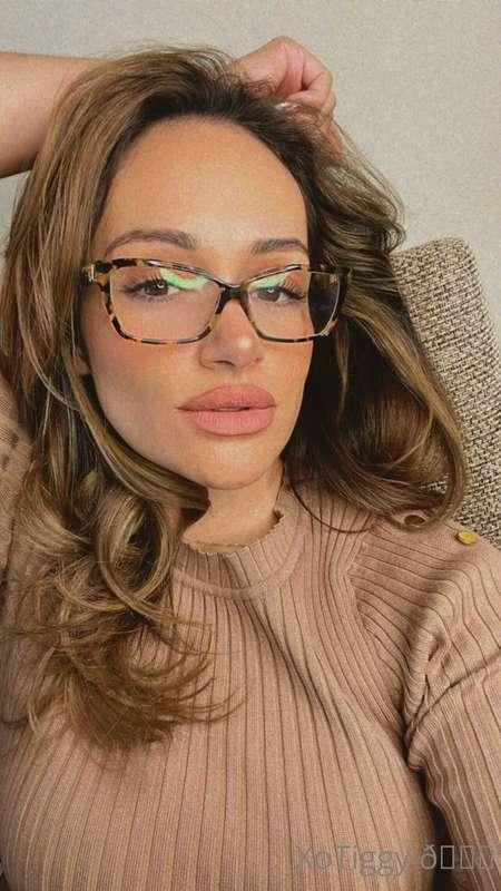 Glasses on or off? 😘