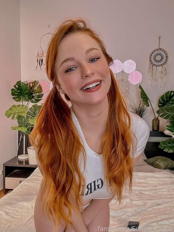 You know I can’t resist a good tease and a smile 😊

#redhead #cutie #fyp #teen #ponytails #ginger #student #palegirl #bigboobs #curvy