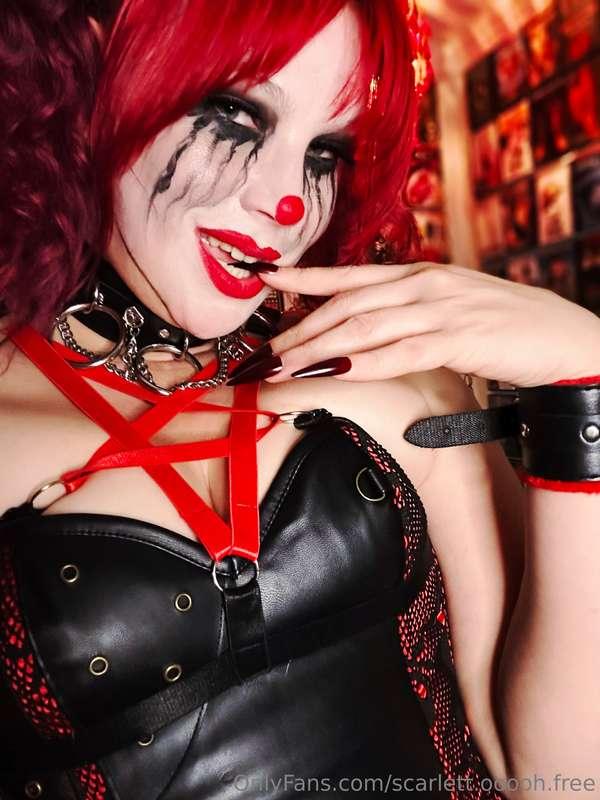 What do we think of this naughty clown look?