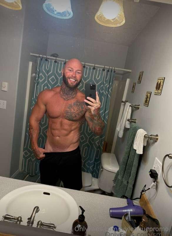 @smittyyFit, tatted, eye candy. 🔥