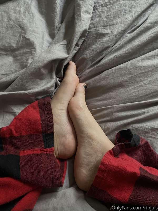 Morning feet pic cause why not 😌