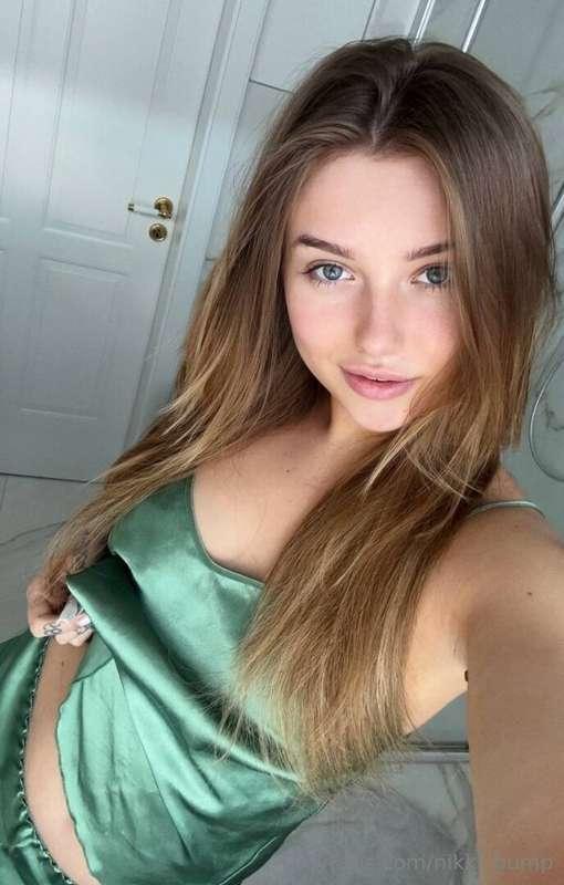  @lealealuxe She is waiting for you❤️❤️ @lealealuxe ❤️ Who w..