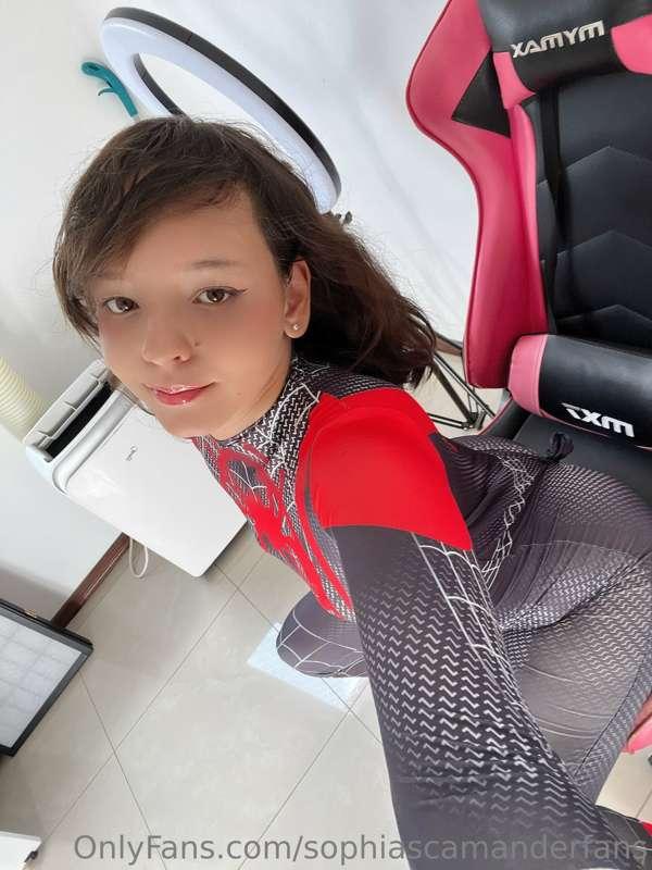👀 Is this how you imagine spider woman?