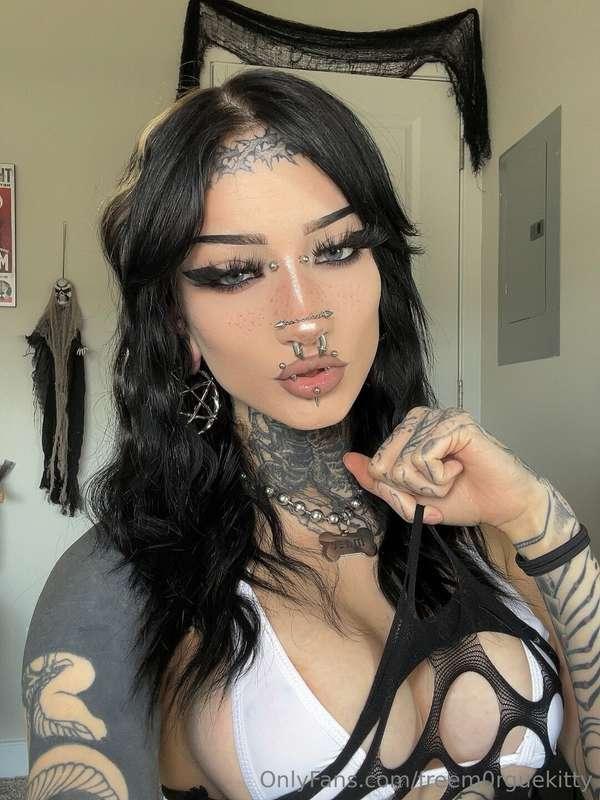 going live on @m0rguekitty thursday 4/25 at 8pm est ‼️‼️ cum..