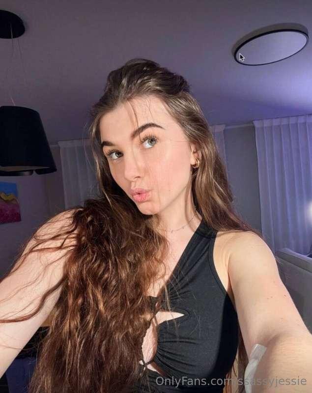 Her @lacelina mouth and pussy is soaking wet and hot for you..