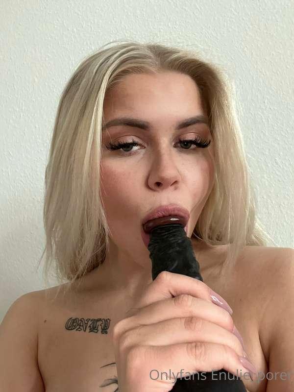 I’m gonna stuff my ass and pussy with this bbc, anyone wanna..