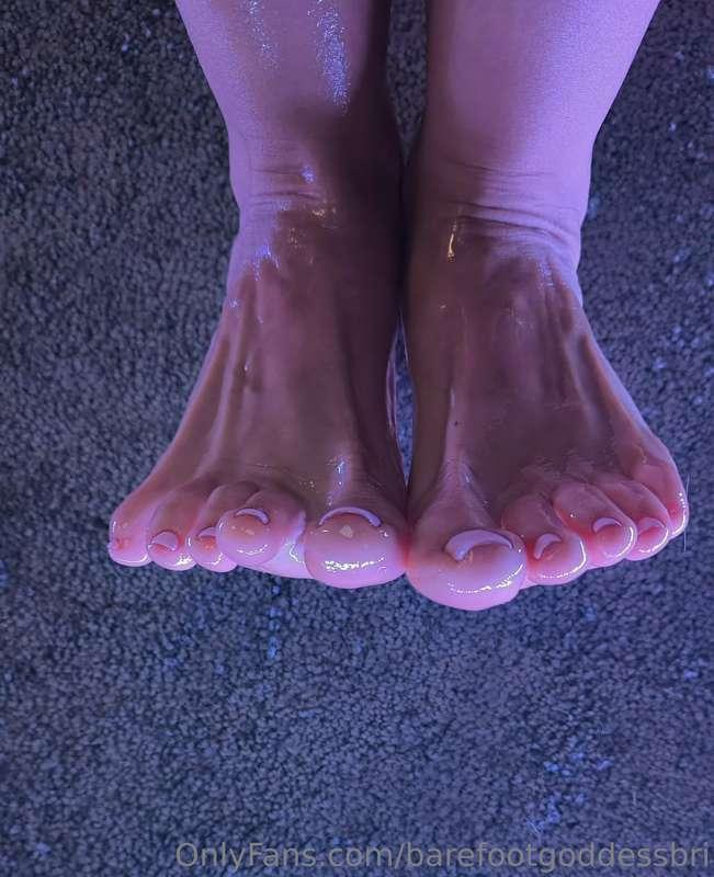 I know you love oiled feet, because it slides better 🍆😈