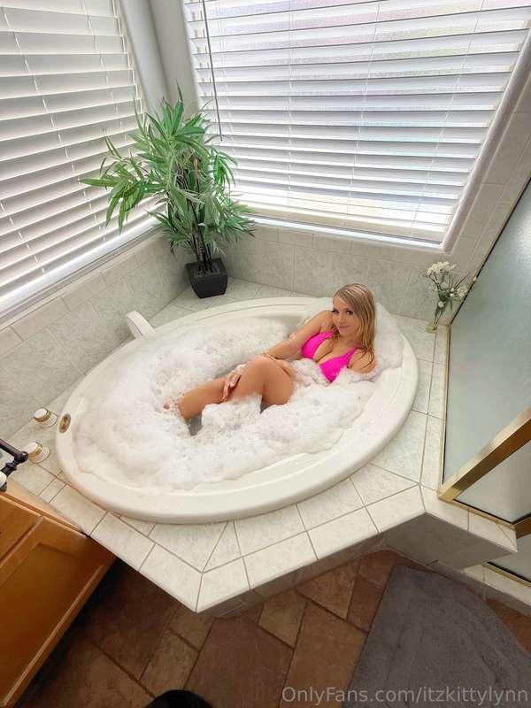 Bubbles & Bikini - Full bikini photo set. Sometimes self-car..