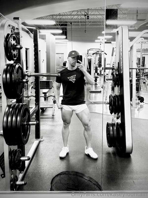 Late nights at the gym. 🏋️