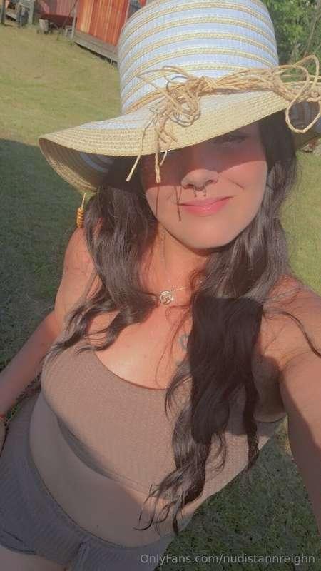 Love making out door content 😌   Sending a bonus picture for..