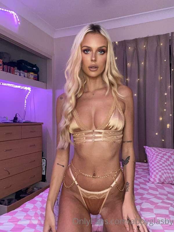 Tip $10 and get a naked 30 second video sent to your inbox 😛
