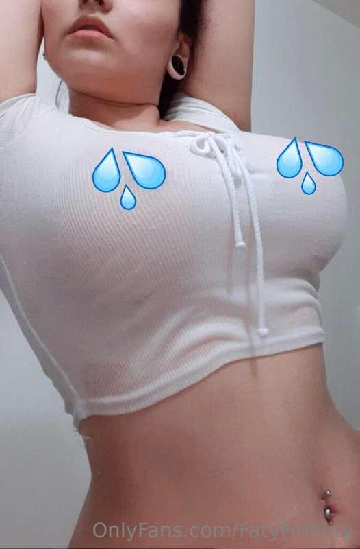 Wet white t-shirt & big juicy boobs 💦
Unlock to see my nips ..