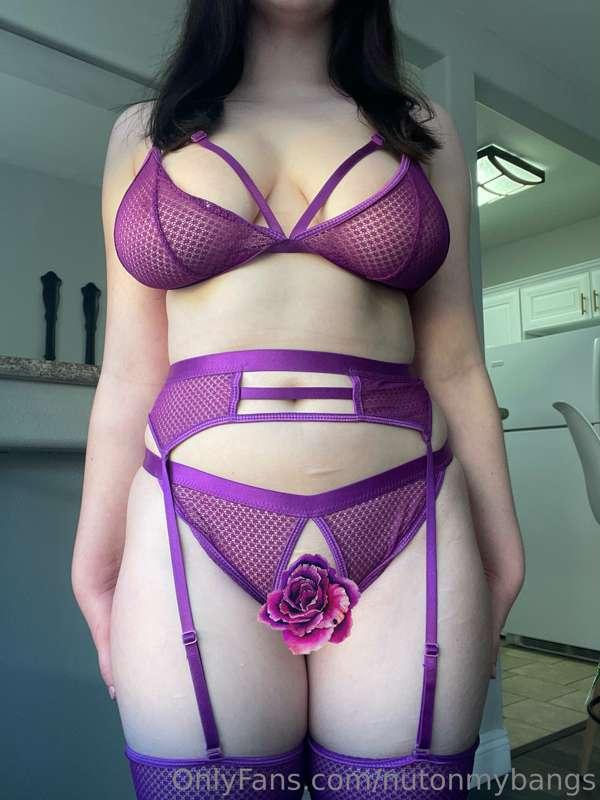 Crotchless lingerie is such a turn on💜