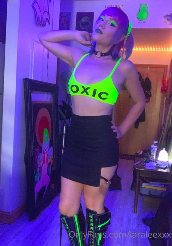Does this top make anyone else think about that Britney Spea..
