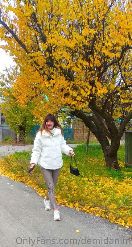 I want a beautiful Autumn so that the warm wind whirls the l..