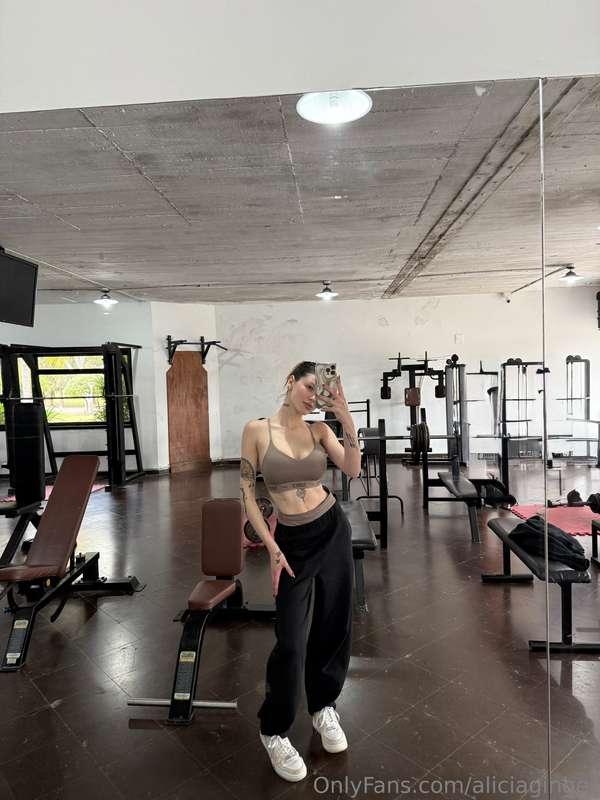 Walked into the gym and there was no one… that’s rare😶‍🌫️