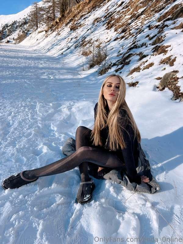 You guess that I don’t have panties under my pantyhose ?🏔️🌨️..