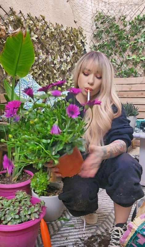 Who'd be interested in watching this video of me gardening a..