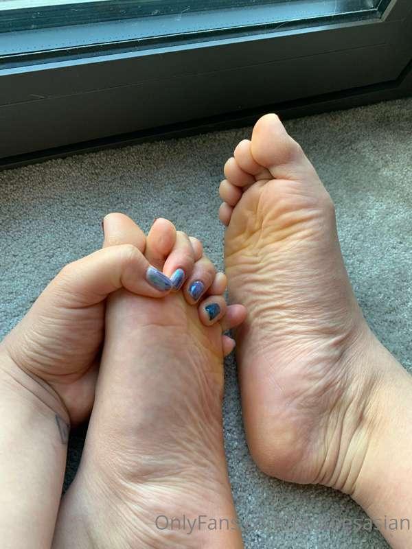 redtoesasian image #0