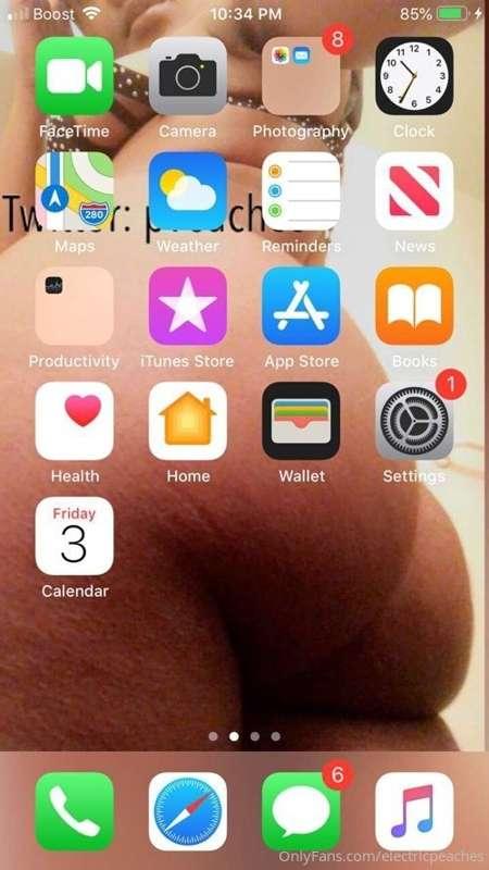 My friend made me his wallpaper.. My ass looks good 😩😍😍