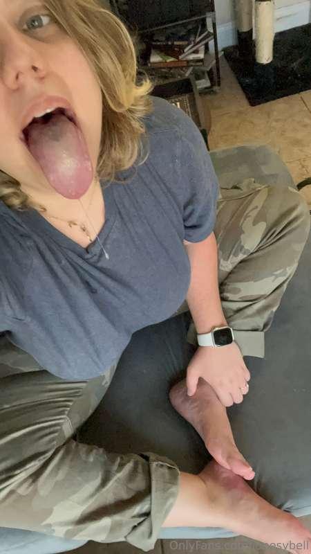 Tongue, feet, and even a little bit of drooling on my feet 👅..