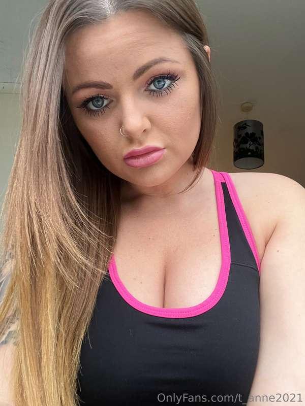 Happy Monday 😘 who wants to workout with me? 😈