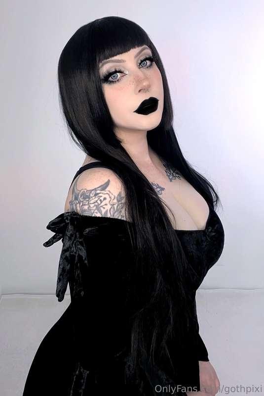 do you like when i post selfies on here?🖤