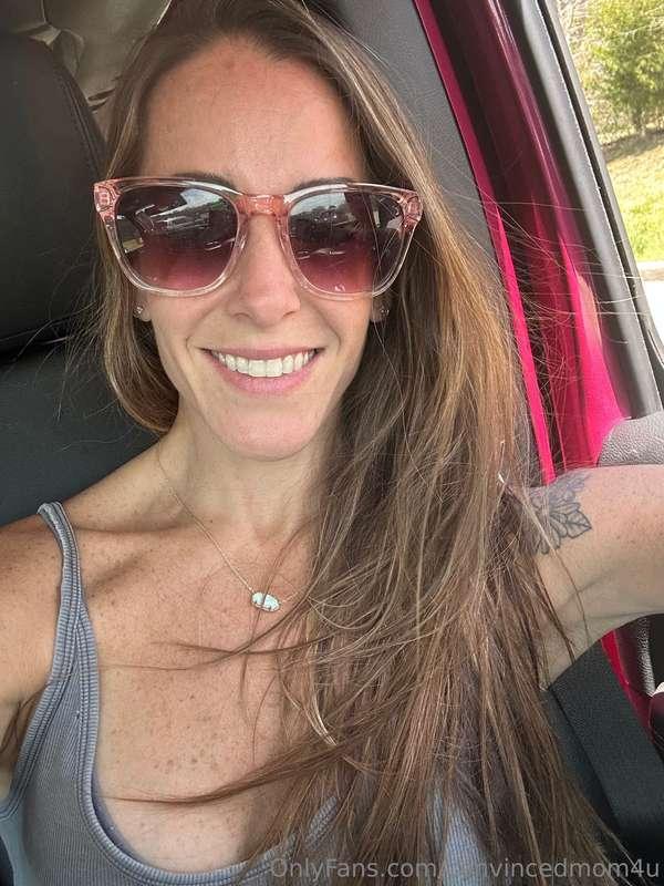 Jeans, sneakers, tank top kind of day! 😎☀️🔥can someone make ..