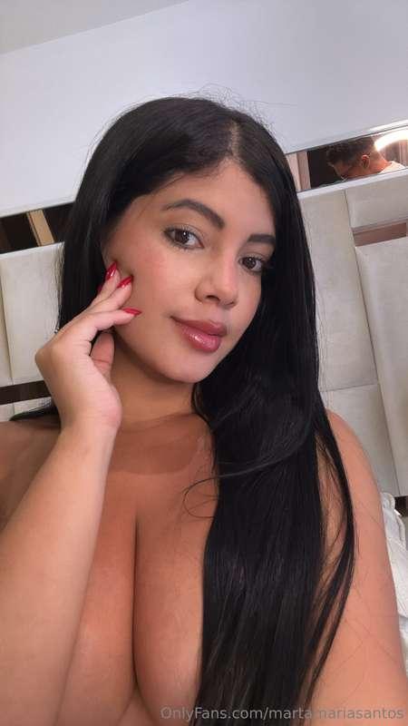 Amor ya me estoy vistiendo para que empiece mi live y juguem..