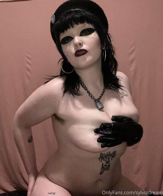Wanting my smooth skin to be touched by you 💋